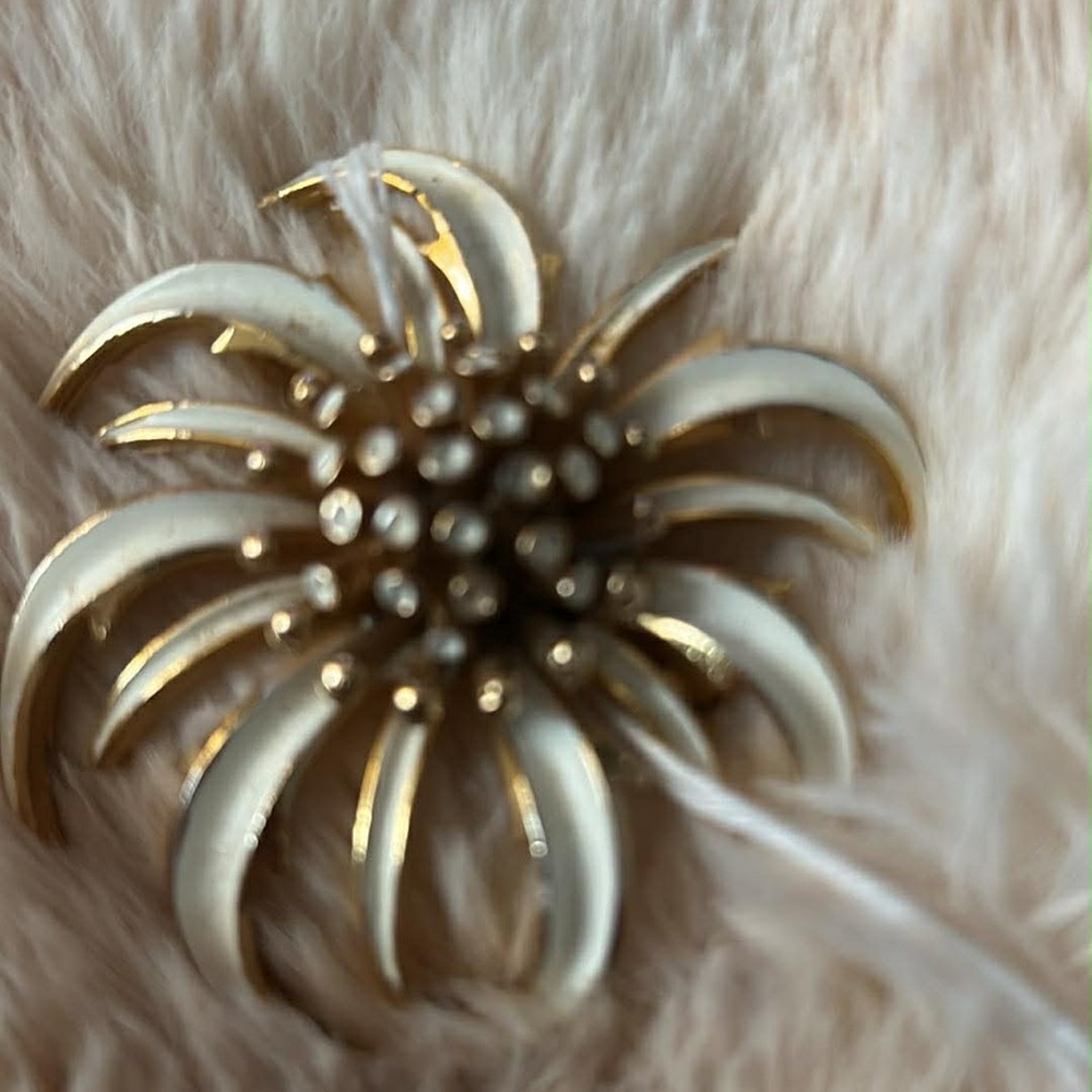 Vintage Chic Gold-Toned Floral Brooch